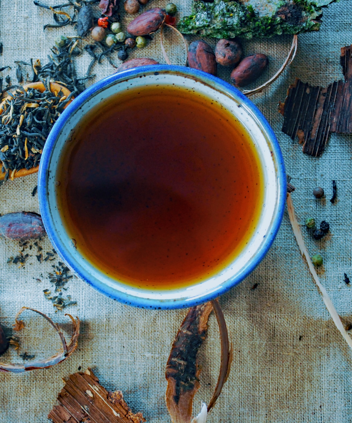 Eine Tasse voller dunklem Kräutertee