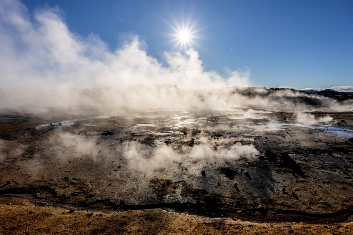 Eine heiße Quelle stößt Wasserdampf aus.