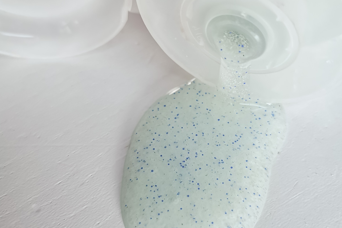 Peeling-Duschgel mit Mikroplastik.