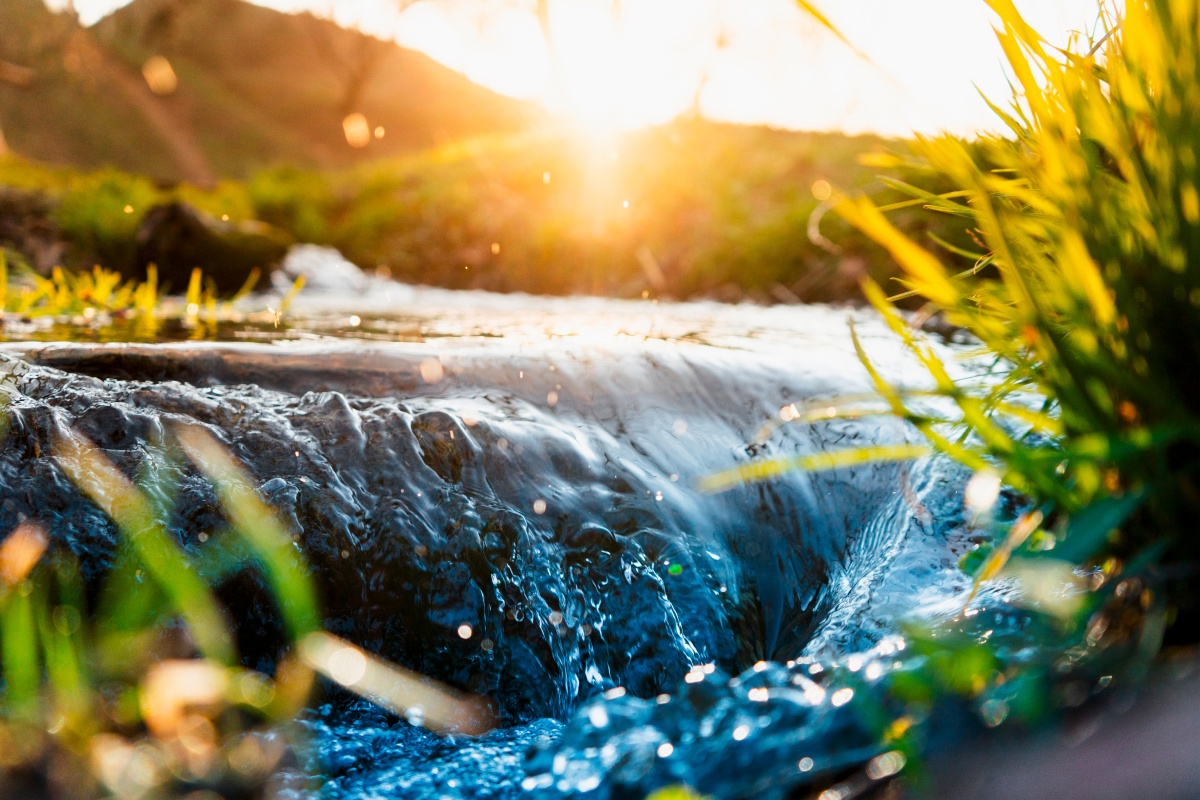 Bachlauf bei Sonnenuntergang.