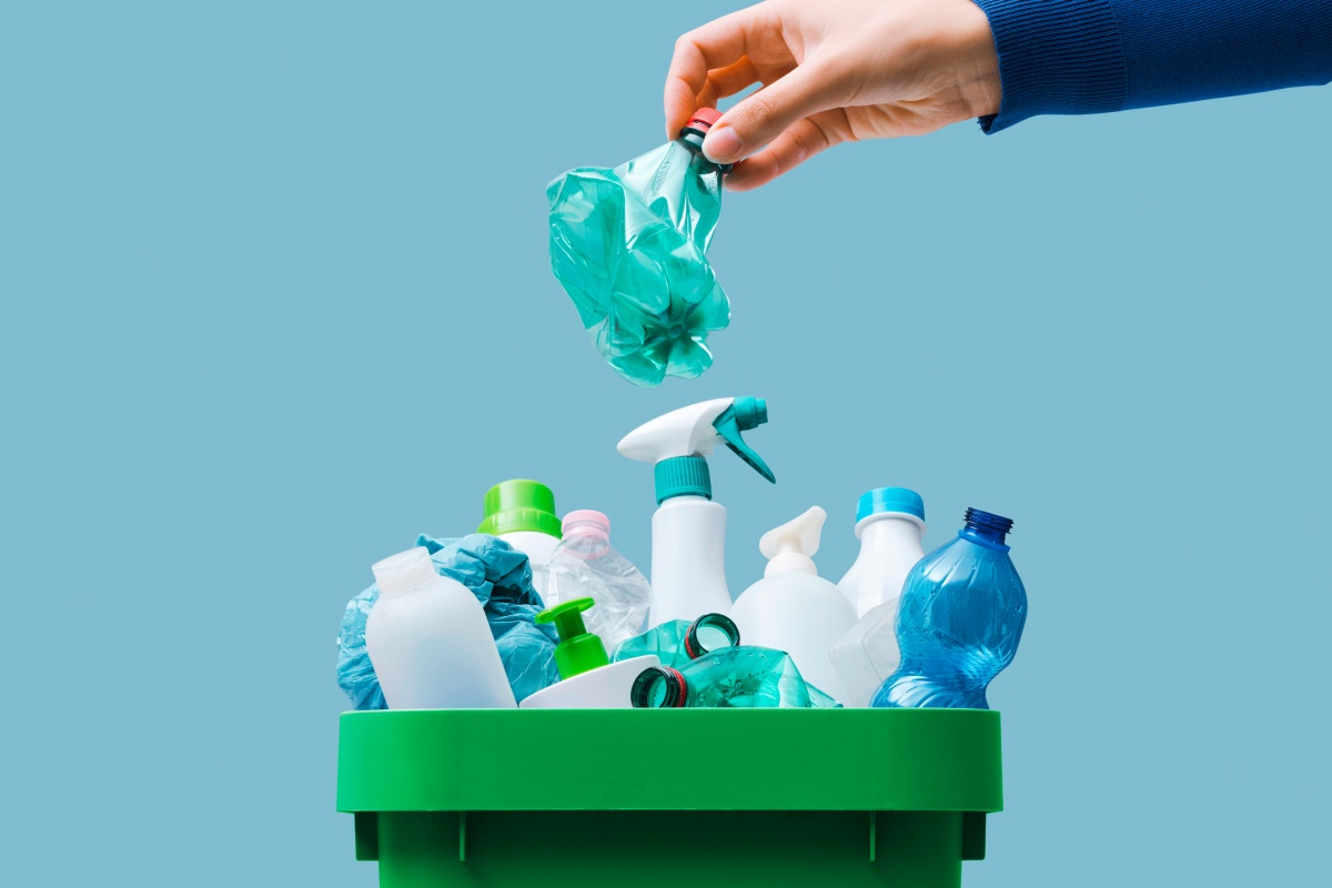 Verschiedene Verpackungen in einer Recycling Tonne.