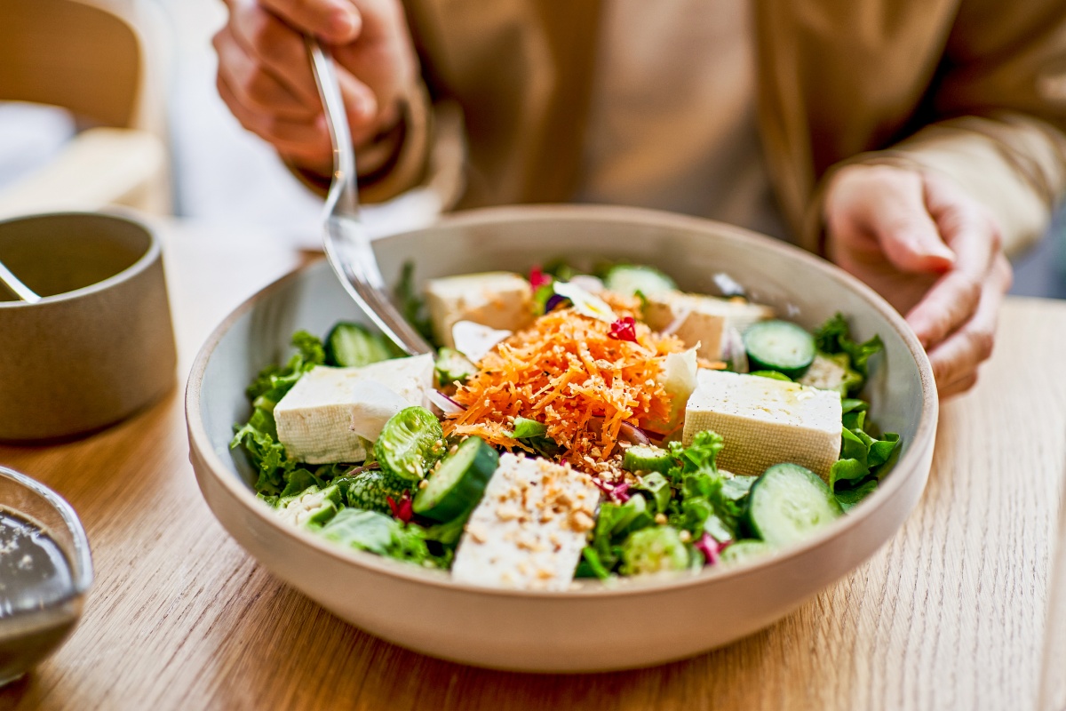Eine vegane Bowl aus Gemüse und Tofu.