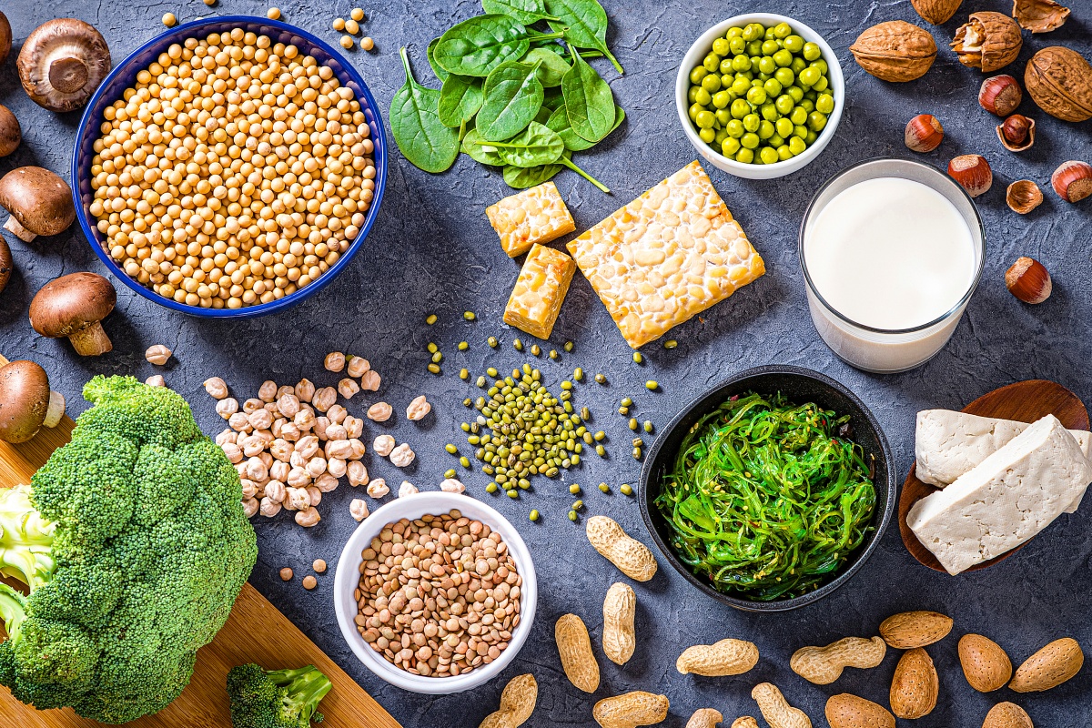 Auf einer Küchenplatte liegen viele vegetarische Zutaten bereit.