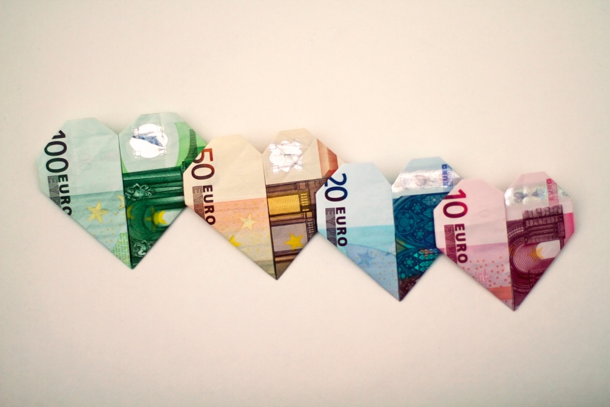 Falt-Herzen aus Euro-Banknoten in verschiedenen Werten.