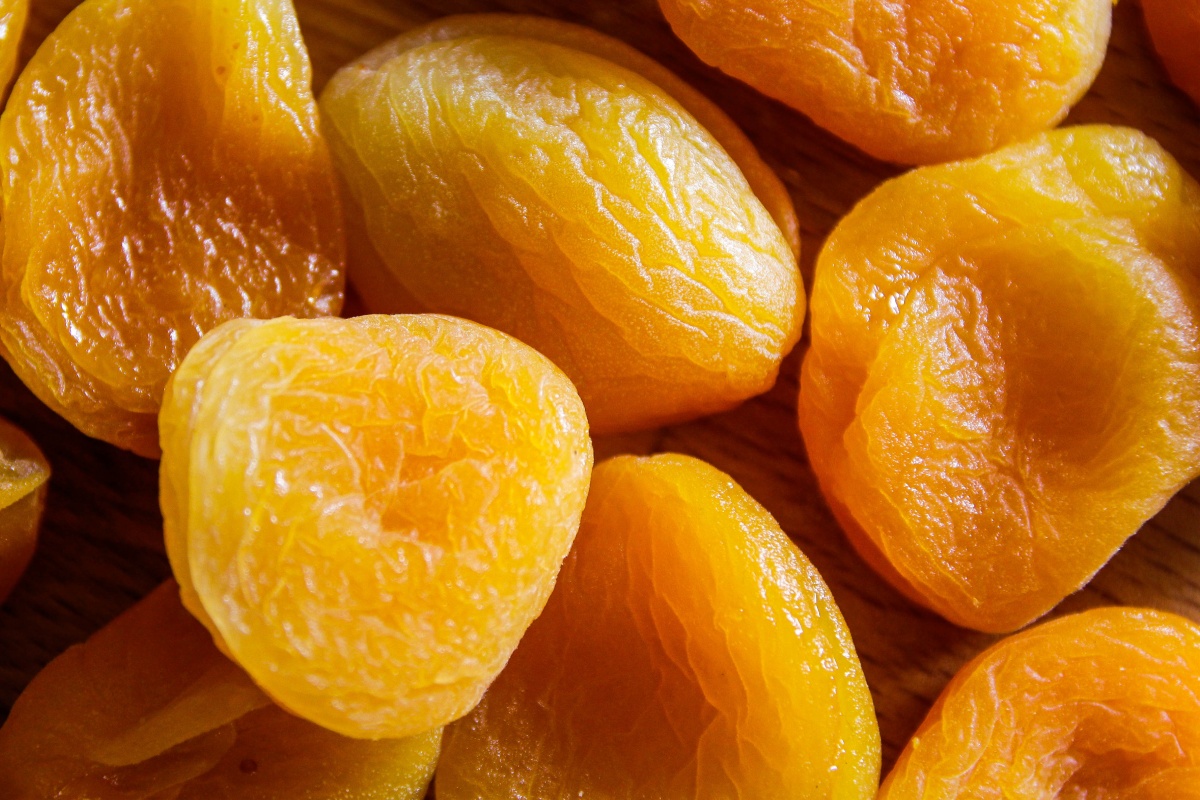 Nahaufnahme von getrockneten Aprikosen in leuchtendem Orange.
