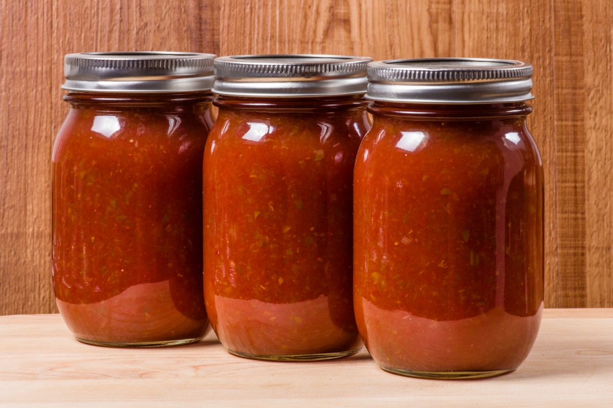 Drei Gläser mit eingekochter Tomatensauce..