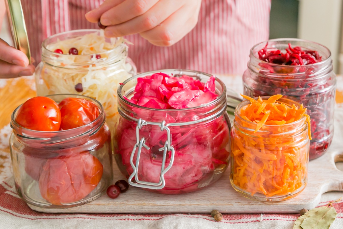 Fermentiertes Gemüse in Einmachgläsern.