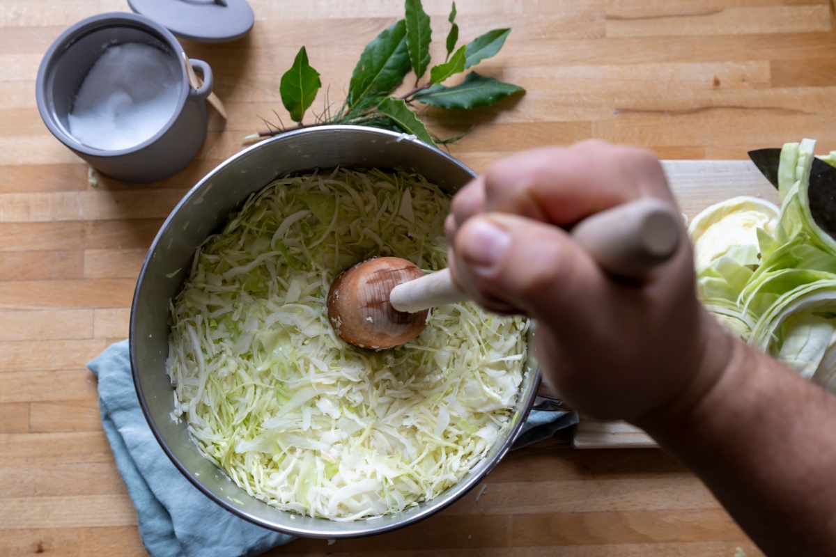 Sauerkraut stampfen.