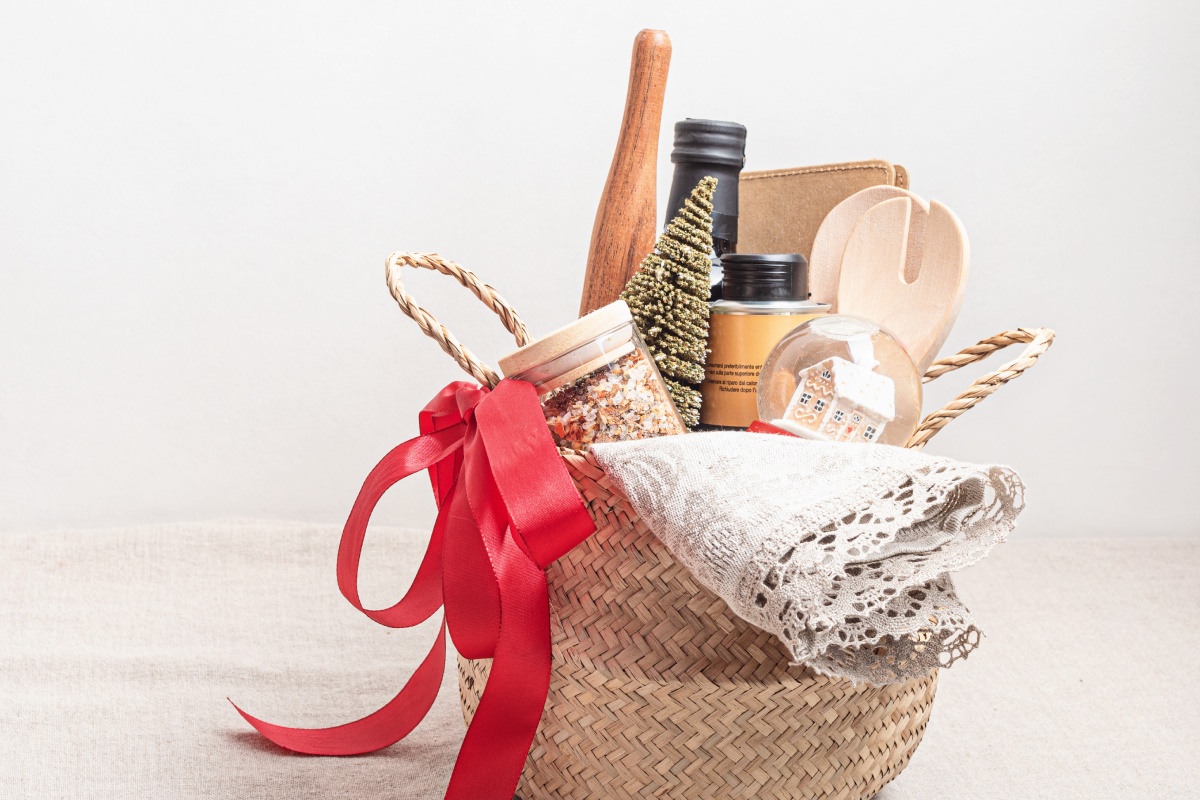 Ein Geschenkkorb mit Feinkost und Küchenutensilien .