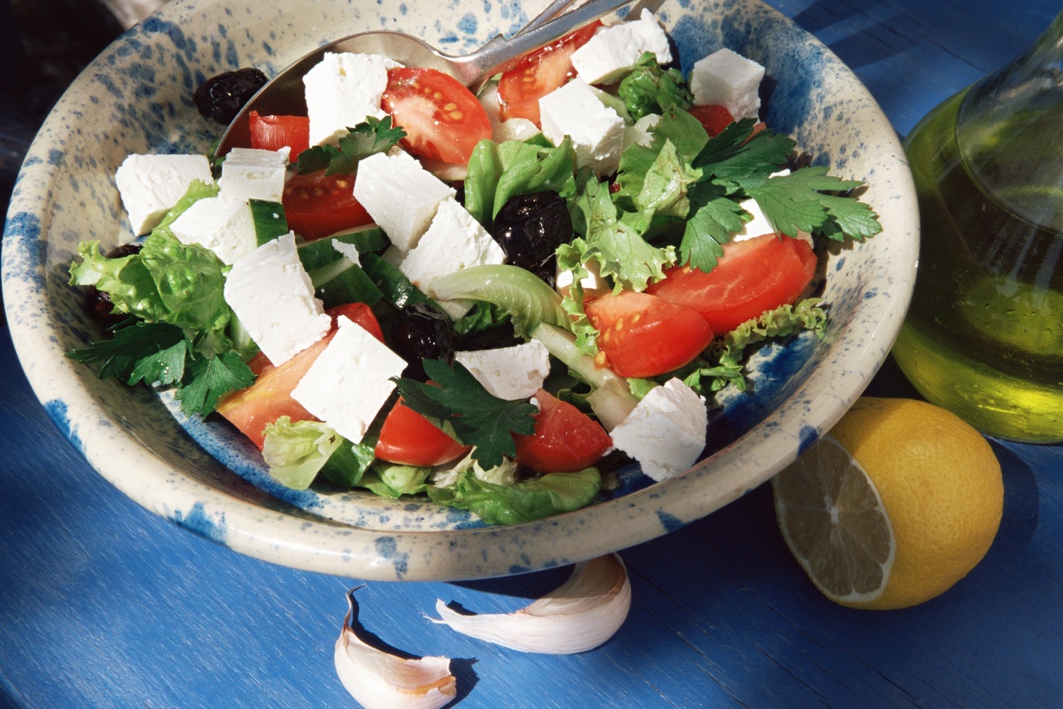 Ein griechischer Salat mit Fetakäse, Oliven, Knoblauch und Tomaten.