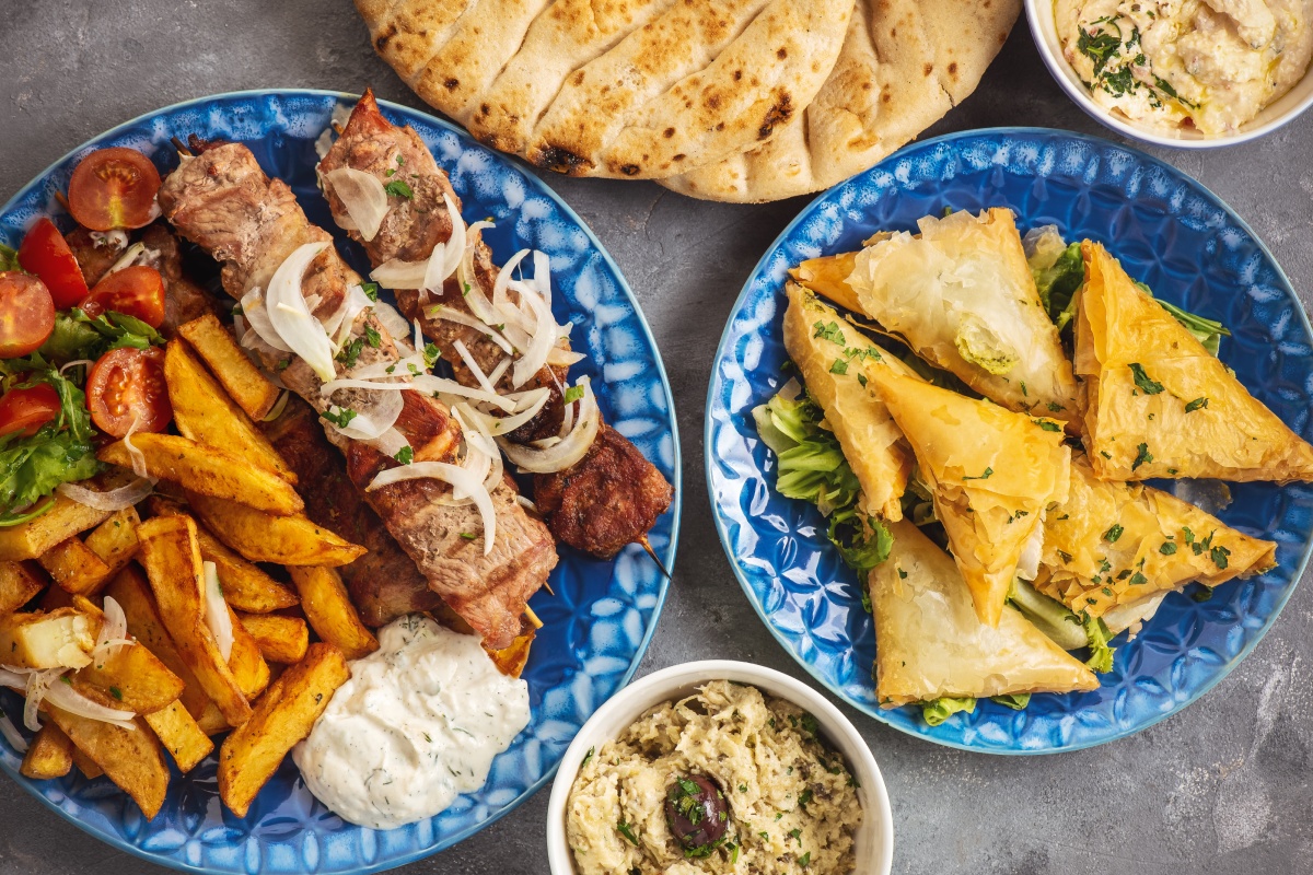 Ein typisch griechischer Grillteller mit Lammspieß, Kartoffel und Tzatziki