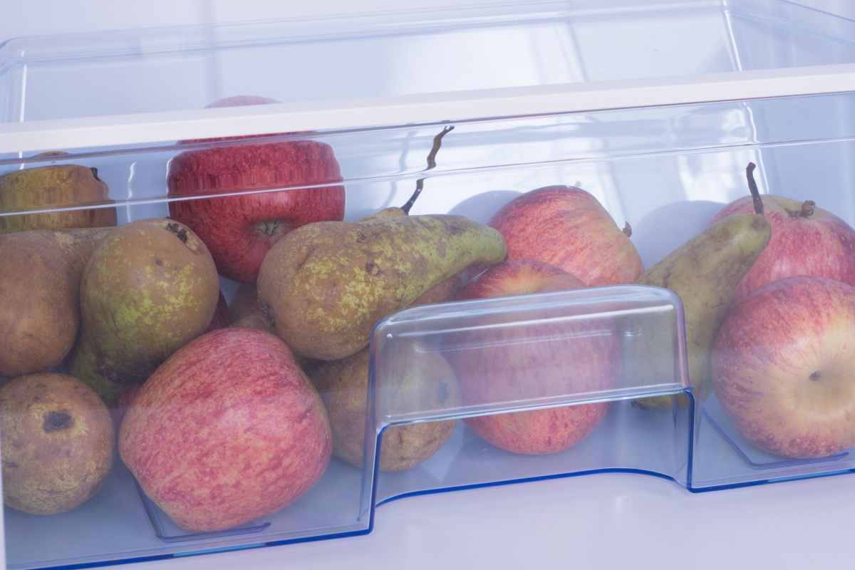 Kühlschrank-Schublade mit frischen Äpfeln und Birnen.