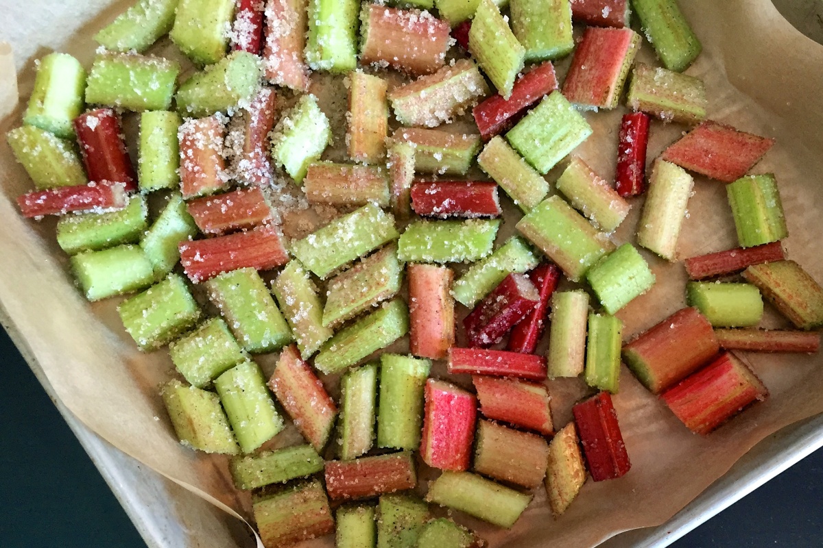 Gefrorenee Rhabarberstücke auf einem Backblech.