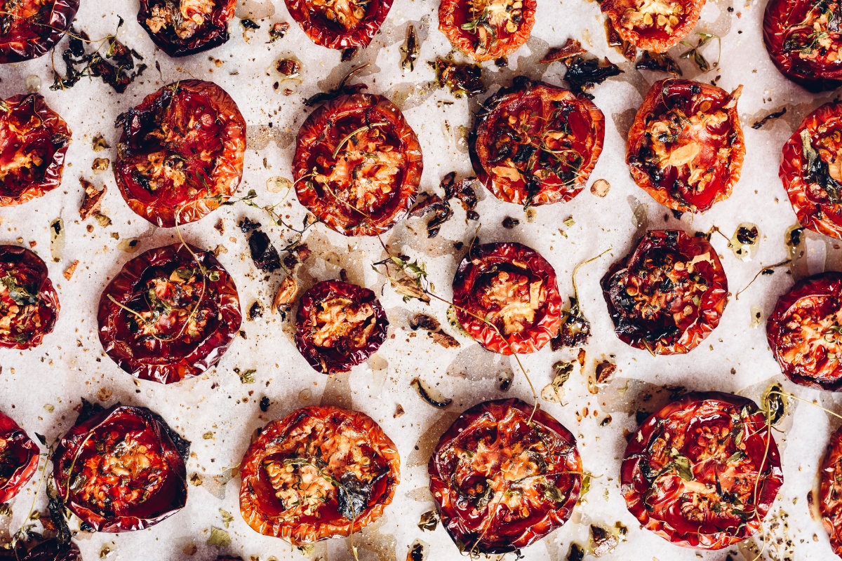 Draufsicht auf ein Blech mit im Ofen getrocknete Tomaten