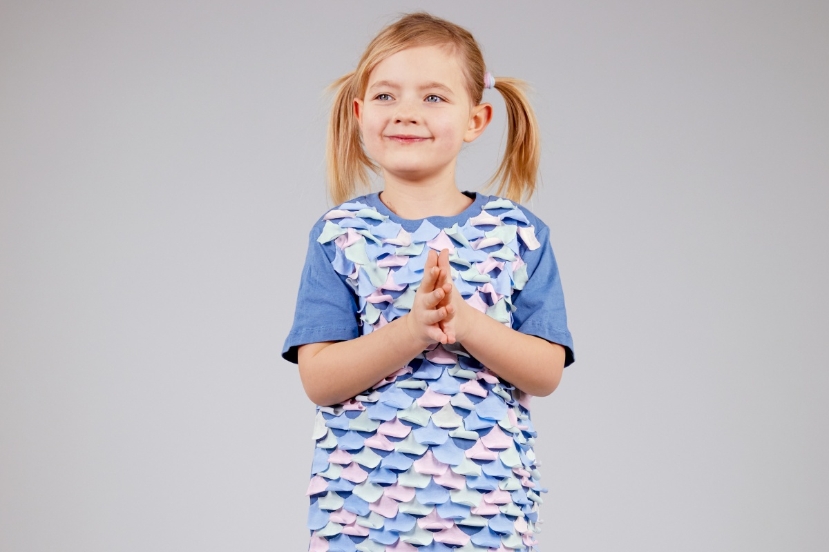 Mädchen in selbstgemachtem Regenbogenfisch-Kostüm.