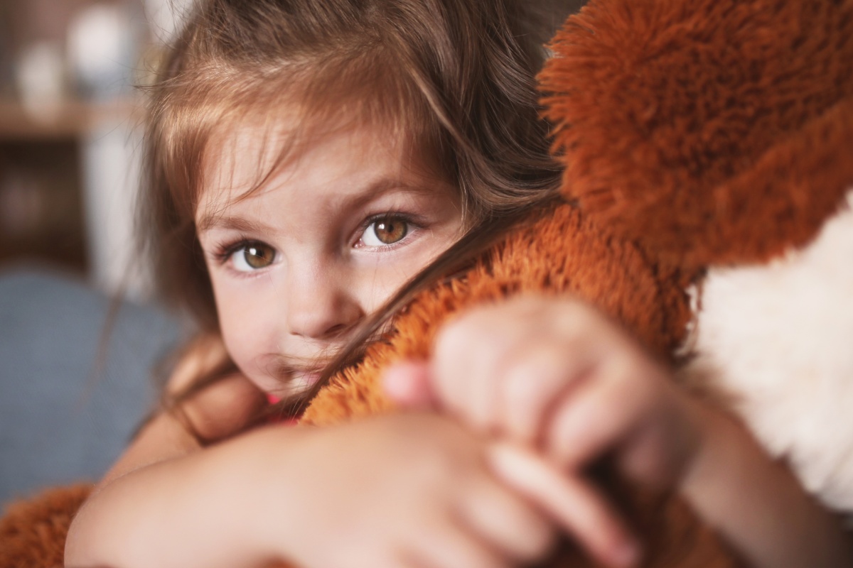 Ein Kind kuschelt mir seinem firsch gewaschenen Kuscheltier.