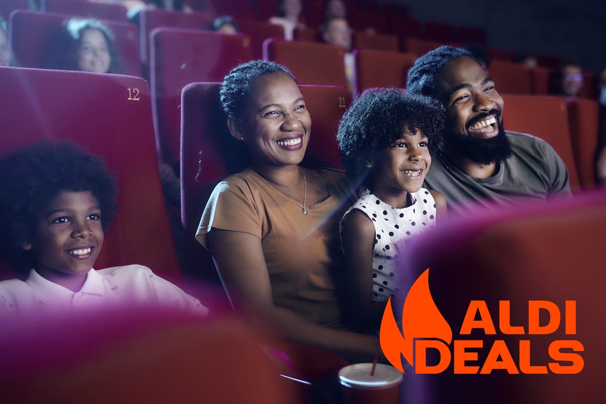 Familie genießt einen Film im Kino, Aldi Deals-Logo unten rechts.