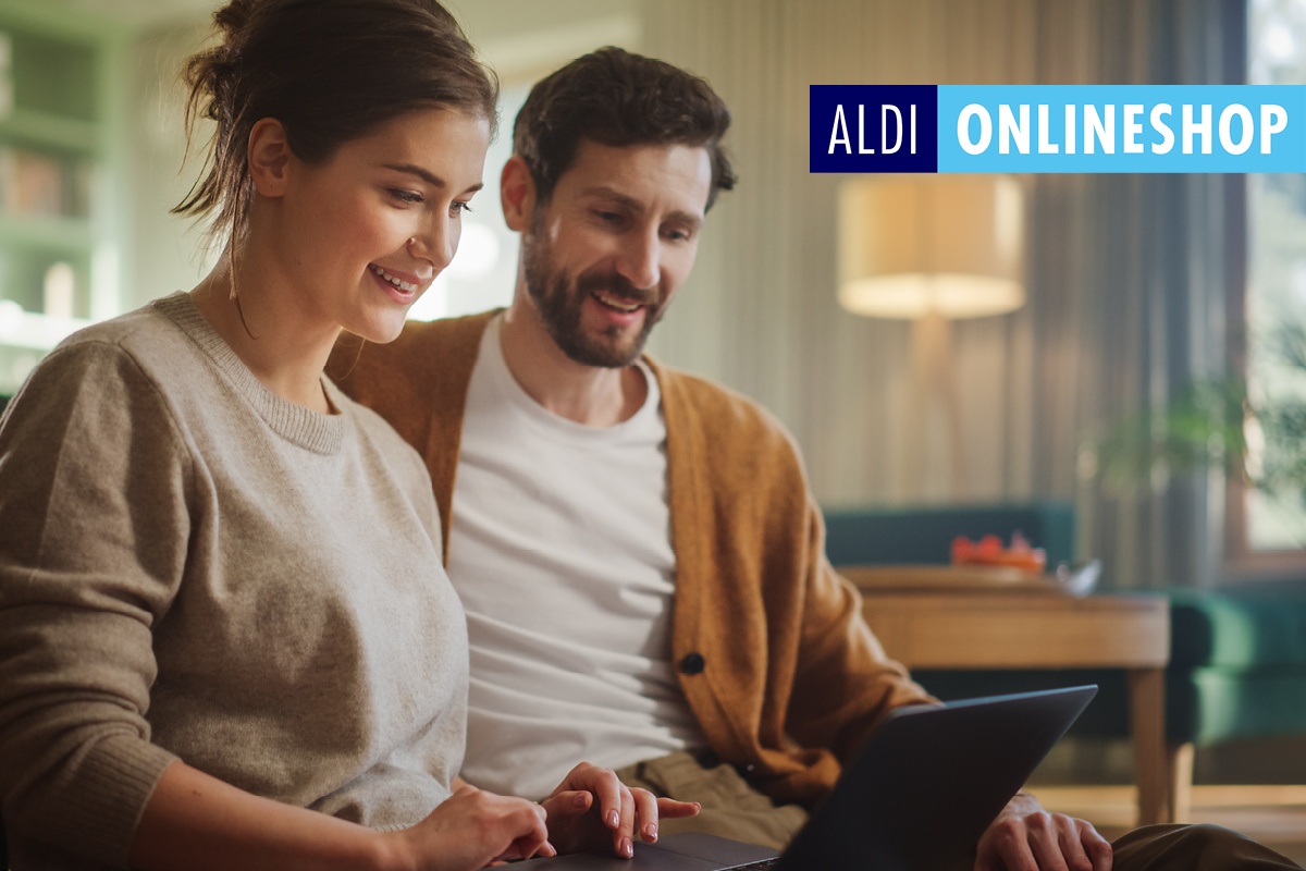 Paar kauft online über einen Laptop ein.