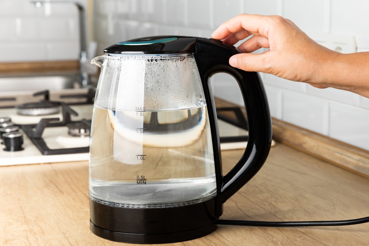 Ein frisch gereinigter Wasserkocher wird erneut benutzt.