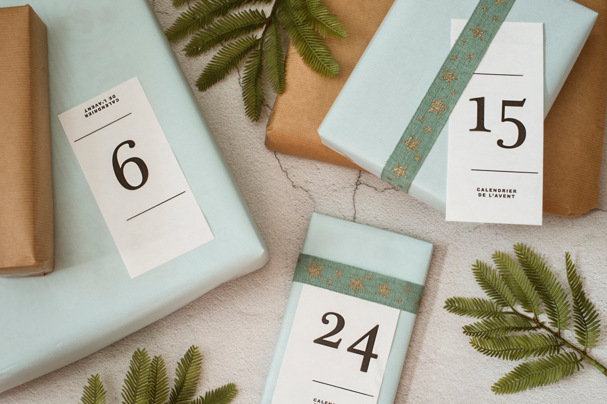 Adventskalender als Geschenke verpackt in hellblauem Geschenkpapier.