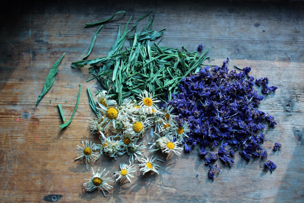 Getrocknete Blüten und Kräuter
