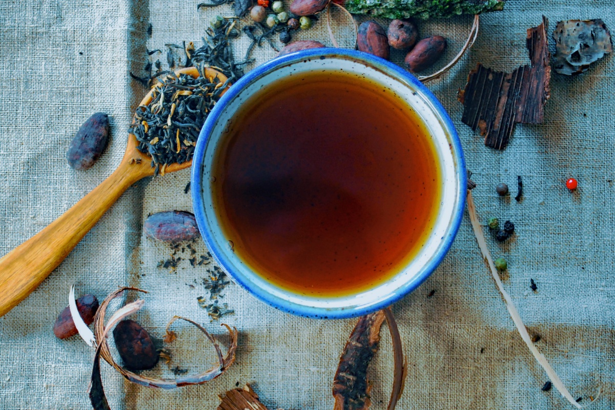 Eine Tasse voller dunklem Kräutertee