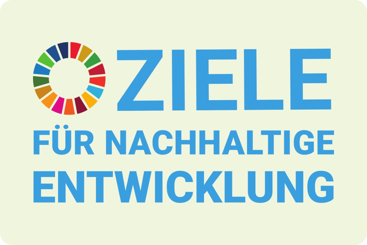 Logo der Ziele für nachhaltige Entwicklung mit buntem Kreis und blauem Text auf hellgrünem Hintergrund.