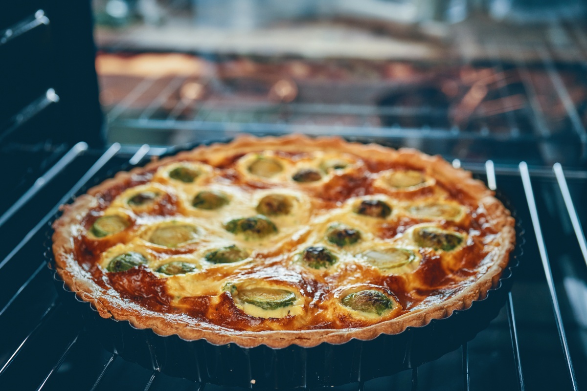 Quiche goldbraun gebacken auf einem Ofenrost