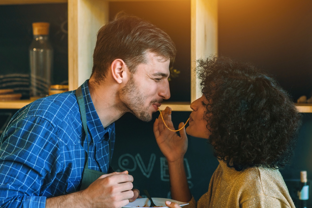 Mann und Frau essen verliebt Spaghetti wie Susi und Strolch