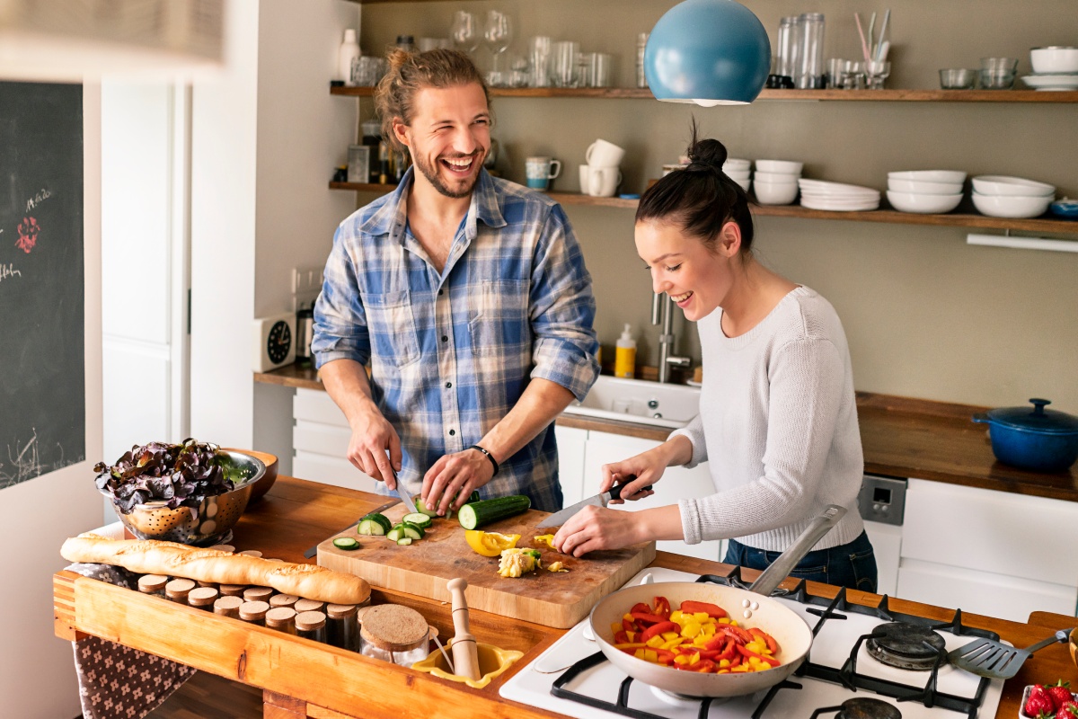 Ein Paar bereitet gemeinsam ein veganes Rezept in der Küche zu.