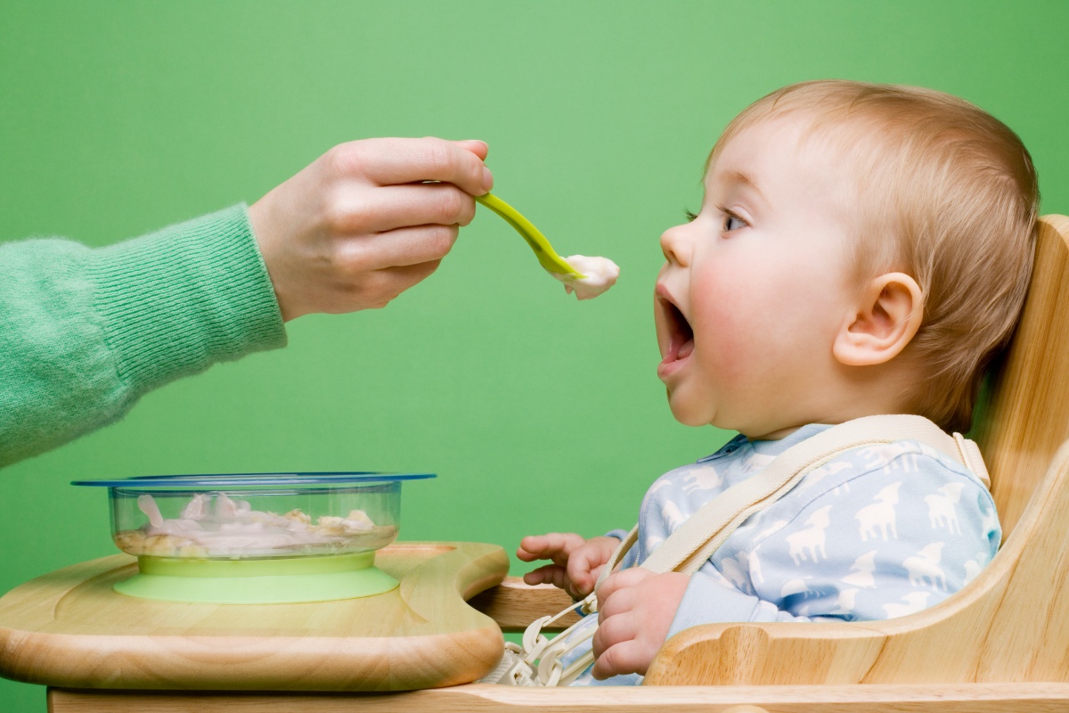 Ein Baby wird mit selbst gemachtem Babybrei gefüttert.