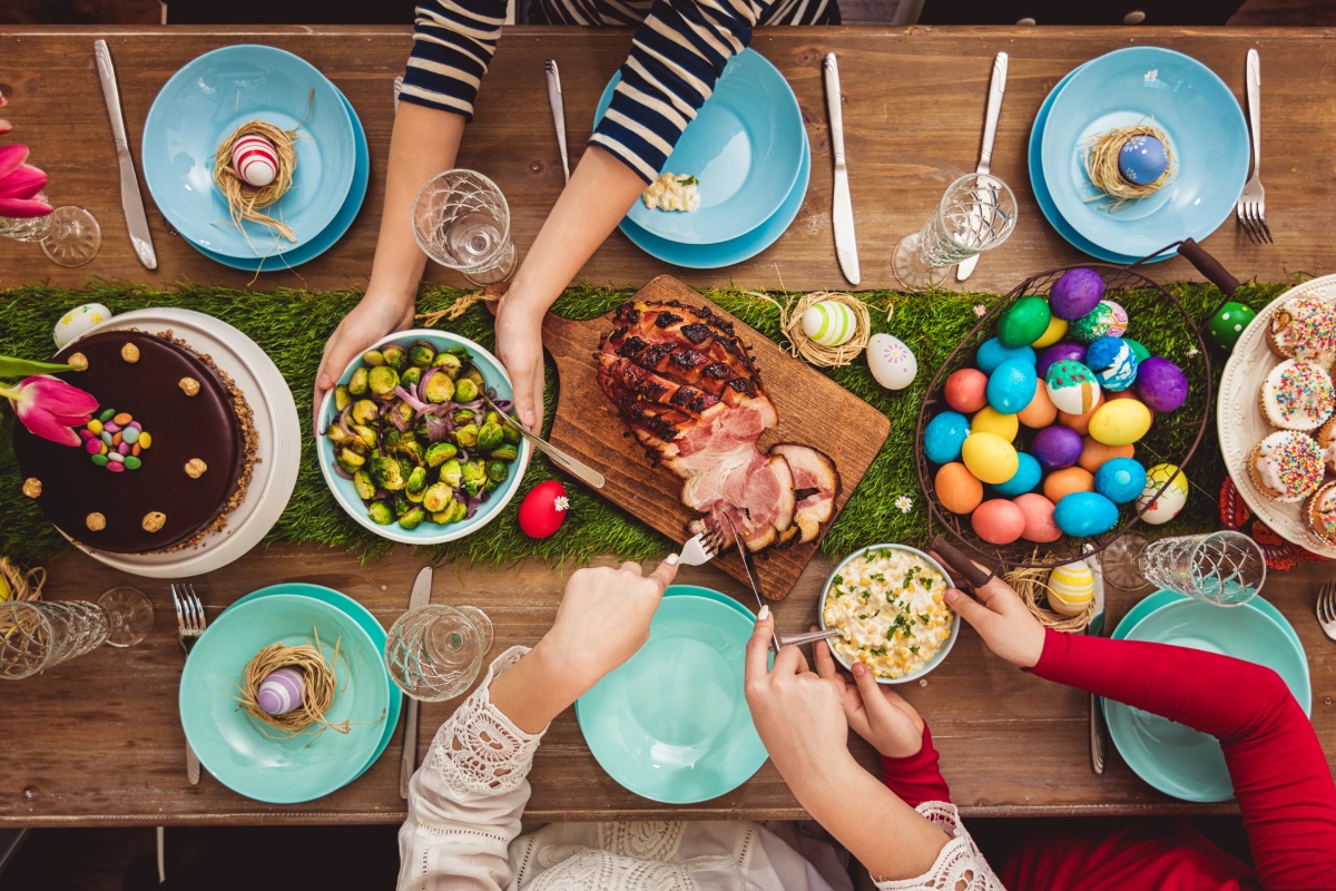 Ein ganzes Ostermenü auf einem großen Tisch mit Vorspeise, Hauptgang und Dessert