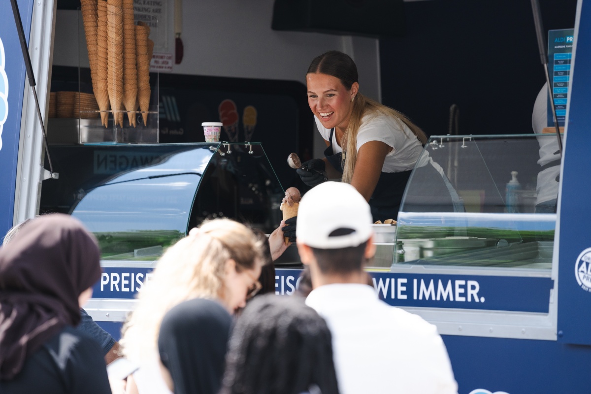 Preise wie damals, Eisgenuss wie immer: ALDI Preiswagen verkauft über 8.400 Eiskugeln
