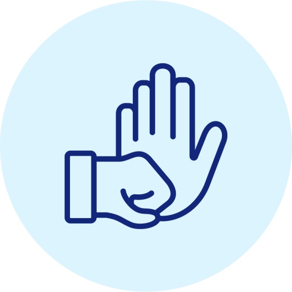 Illustration einer Faust, die auf eine Handfläche prallt.