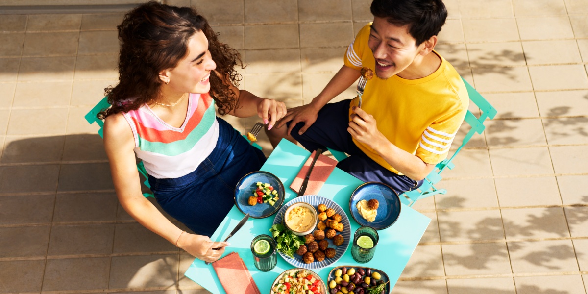 Eine Gabel ist mit Hummus und Falafel bestückt.