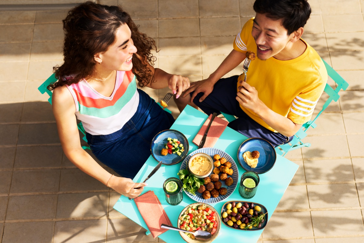 Verschiedene vegane Gerichte stehen auf einem Tisch.