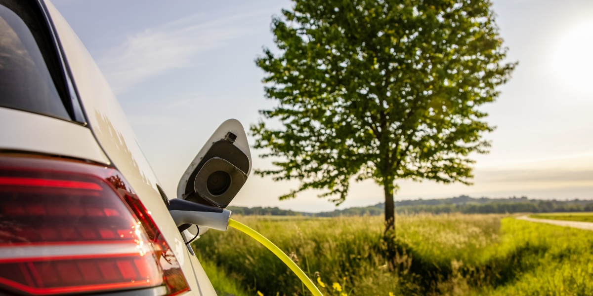Ein E-Auto wird aufgeladen.