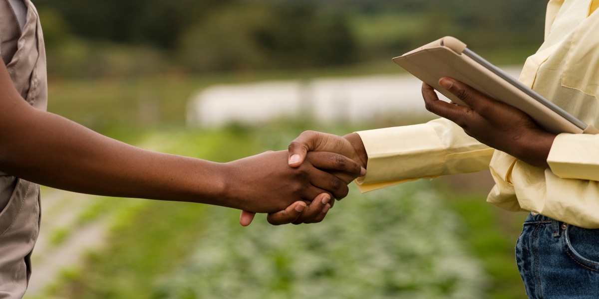 Zwei Personen geben sich die Hand.