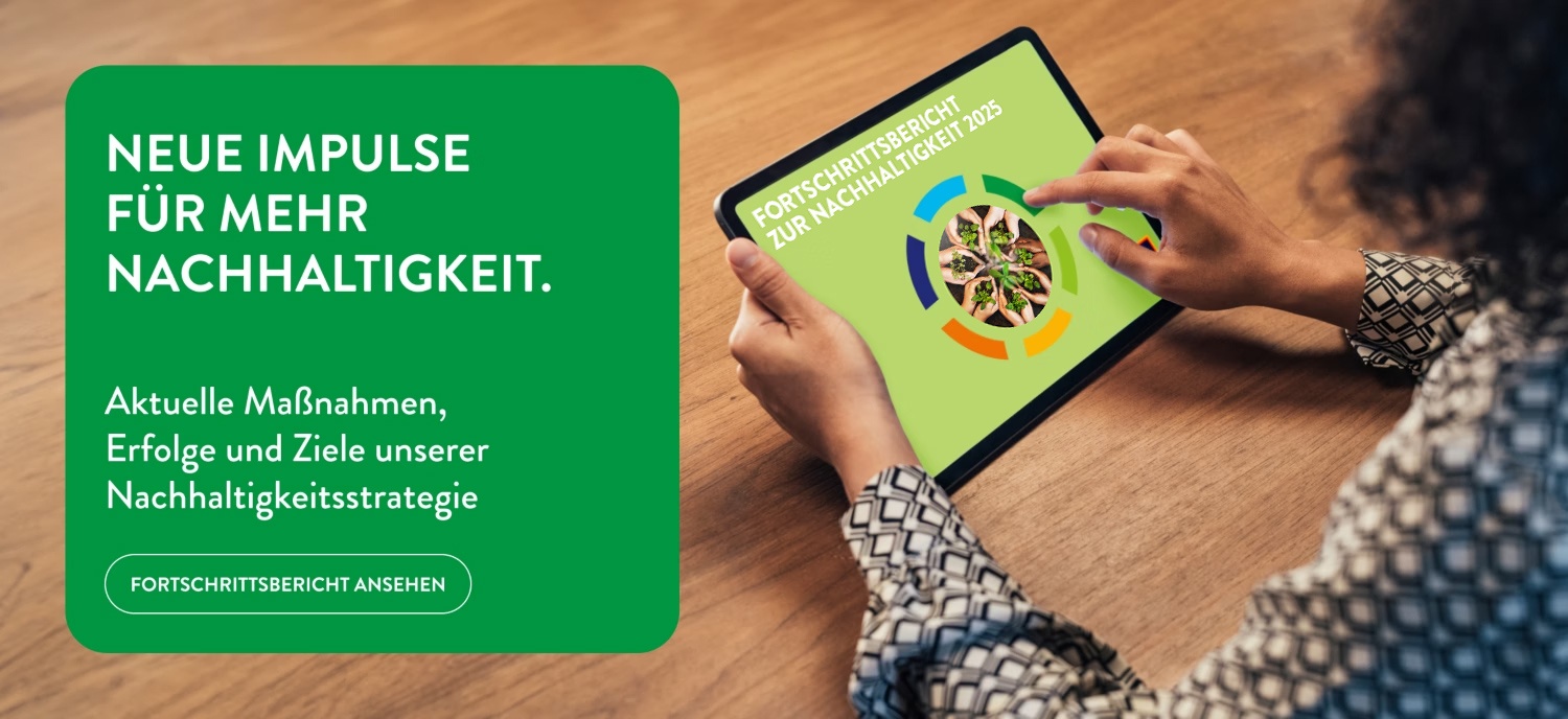 Frau schaut sich den ALDI SÜD Fortschrittsbericht auf dem iPad am Küchentisch an.