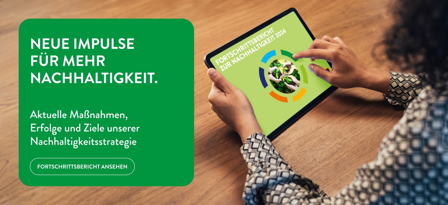 Frau schaut sich den ALDI SÜD Fortschrittsbericht auf dem iPad am Küchentisch an.