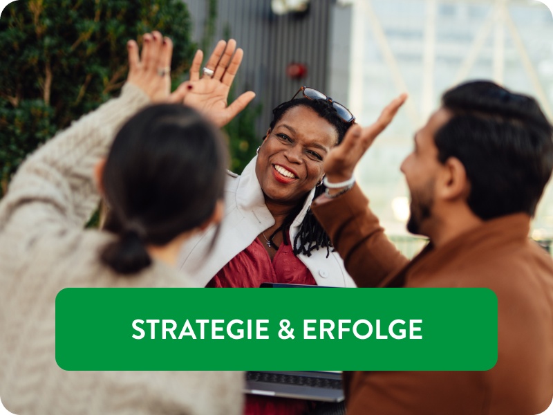 Fröhliche Frau klatscht in die Hände zweier Personen, städtischer Hintergrund.