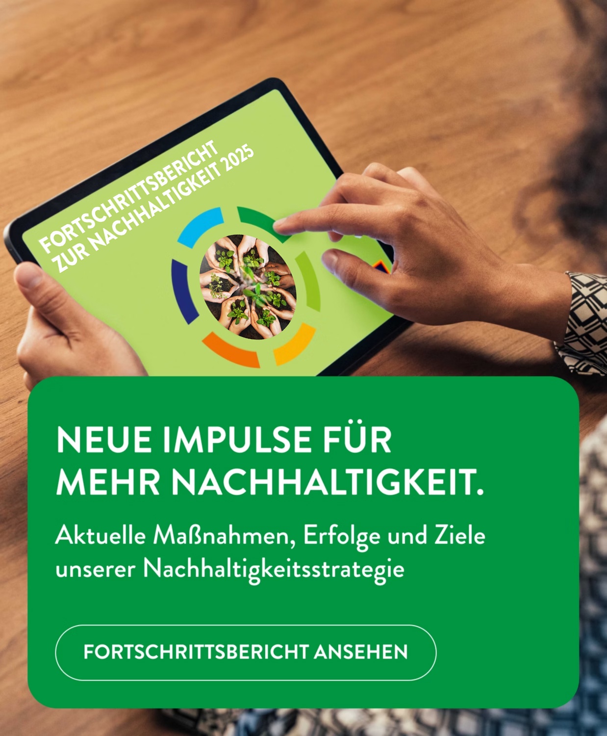 Frau schaut sich den ALDI SÜD Fortschrittsbericht auf dem iPad am Küchentisch an.