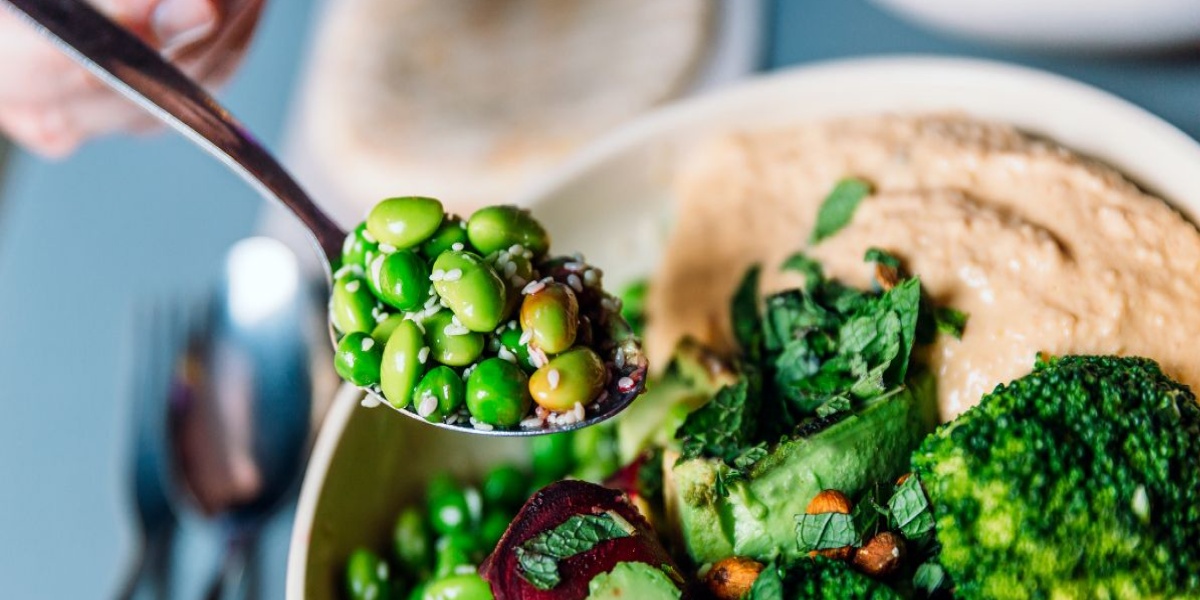 Ein gehäufter Löffel einer Bio-Gemüse Bowl.