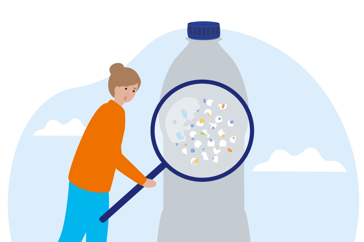 Grafik einer Person, die mit der Lupe eine Trinkflasche auf Mikroplastik untersucht.