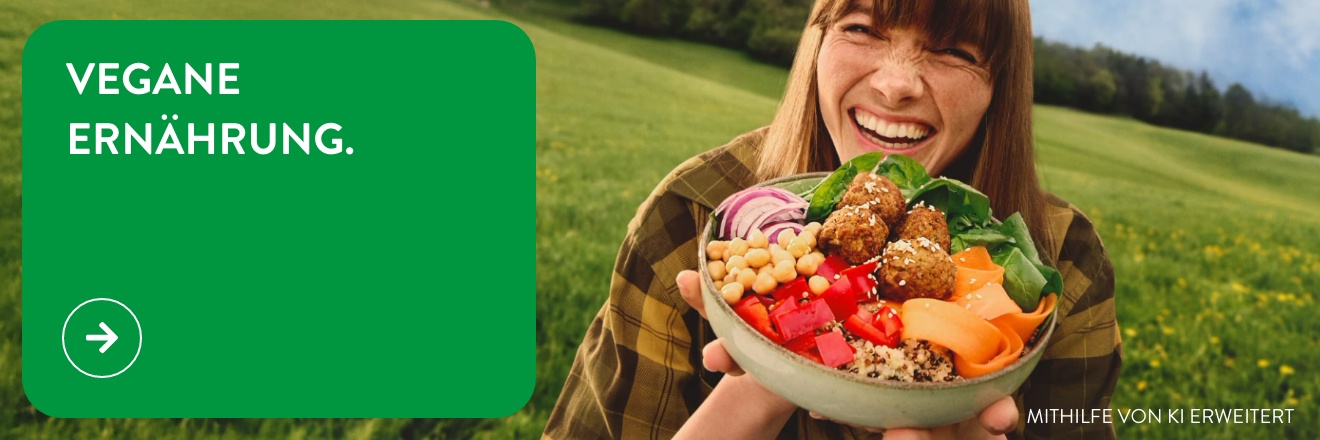 Eine lachende Frau präsentiert eine vegane Bowl auf einer Wiese bei Sonnenschein.