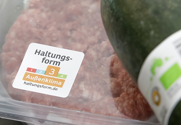 Tierwohl-Vorreiter ALDI: Ab Juli fünfstufige Haltungsformkennzeichnung