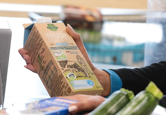 #Haltungswechsel: ALDI stellt Trinkmilch bereits 2024 vollständig auf höhere Haltungsformen um