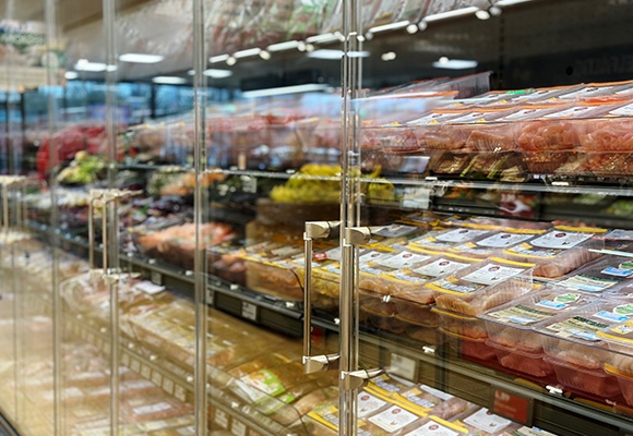 Noch mehr Klimaschutz: ALDI SÜD stattet Kühlregale mit Türen aus