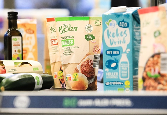 ALDI SÜD erweitert pflanzliches Sortiment vorzeitig auf 1.000 Produktsorten und feiert zehn Jahre V-Label