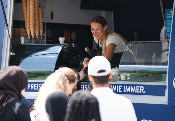 Preise wie damals, Eisgenuss wie immer: ALDI Preiswagen verkauft über 8.400 Eiskugeln